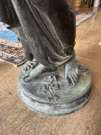Eug&egrave;ne Louis Lequesne (1815-1887): Twee grote gepatineerd bronzen tuinbeelden van vrouwen naar de Antieken, gieterijstempel Durenne, Parijs, 19de eeuw
