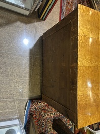 Een Biedermeier commode in dennenhout met fineer afgewerkt met schellak, 19de eeuw