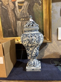 Een paar imposante getorste blauw-witte Delftse dekselvazen, 19de eeuw