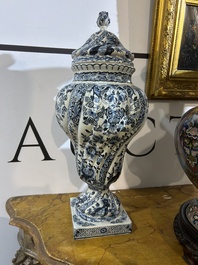 Een paar imposante getorste blauw-witte Delftse dekselvazen, 19de eeuw