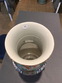 Een Chinese Kanton famille rose vaas, 19de eeuw