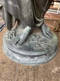 Eug&egrave;ne Louis Lequesne (1815-1887): Twee grote gepatineerd bronzen tuinbeelden van vrouwen naar de Antieken, gieterijstempel Durenne, Parijs, 19de eeuw