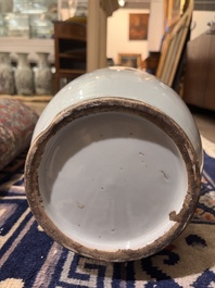 Een Chinese qianjiang cai vaas met dames en kinderen in een paleistuin, 19de eeuw