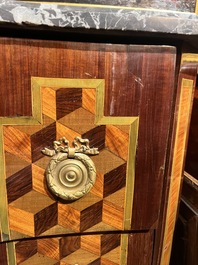 Een Franse parqueterie commode met verguld bronzen monturen en grijs marmeren bovenblad, 18de eeuw