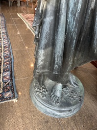 Eug&egrave;ne Louis Lequesne (1815-1887): Twee grote gepatineerd bronzen tuinbeelden van vrouwen naar de Antieken, gieterijstempel Durenne, Parijs, 19de eeuw