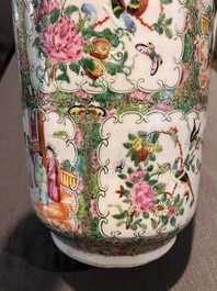 Een Chinese Kanton famille rose vaas, 19de eeuw