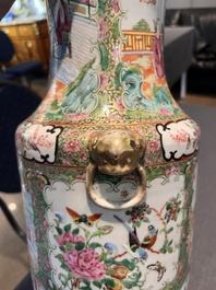 Een Chinese Kanton famille rose vaas, 19de eeuw