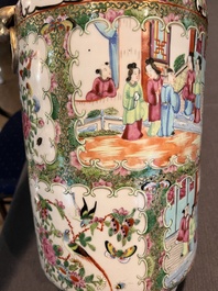 Een Chinese Kanton famille rose vaas, 19de eeuw