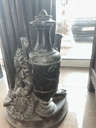 Eug&egrave;ne Louis Lequesne (1815-1887): Twee grote gepatineerd bronzen tuinbeelden van vrouwen naar de Antieken, gieterijstempel Durenne, Parijs, 19de eeuw