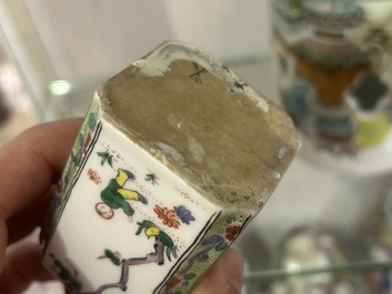 Een paar Franse Samson famille verte-stijl parfumflacons met geanimeerde sc&egrave;nes en floraal decor, Parijs, 19de eeuw