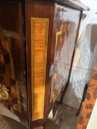 Een Franse parqueterie commode met verguld bronzen monturen en grijs marmeren bovenblad, 18de eeuw