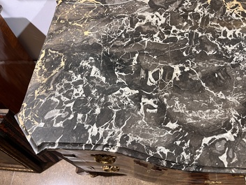 Een Franse parqueterie commode met verguld bronzen monturen en grijs marmeren bovenblad, 18de eeuw
