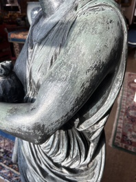 Eug&egrave;ne Louis Lequesne (1815-1887): Twee grote gepatineerd bronzen tuinbeelden van vrouwen naar de Antieken, gieterijstempel Durenne, Parijs, 19de eeuw