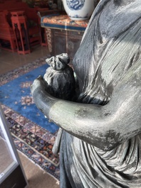 Eug&egrave;ne Louis Lequesne (1815-1887): Twee grote gepatineerd bronzen tuinbeelden van vrouwen naar de Antieken, gieterijstempel Durenne, Parijs, 19de eeuw