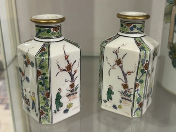 Een paar Franse Samson famille verte-stijl parfumflacons met geanimeerde sc&egrave;nes en floraal decor, Parijs, 19de eeuw