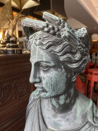 Eug&egrave;ne Louis Lequesne (1815-1887): Twee grote gepatineerd bronzen tuinbeelden van vrouwen naar de Antieken, gieterijstempel Durenne, Parijs, 19de eeuw