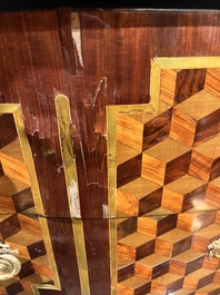 Een Franse parqueterie commode met verguld bronzen monturen en grijs marmeren bovenblad, 18de eeuw