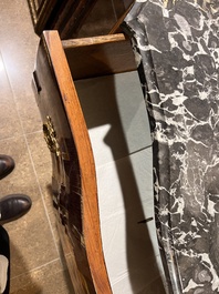 Een Franse parqueterie commode met verguld bronzen monturen en grijs marmeren bovenblad, 18de eeuw