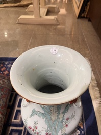 Een Chinese qianjiang cai vaas met dames en kinderen in een paleistuin, 19de eeuw