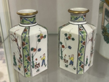 Een paar Franse Samson famille verte-stijl parfumflacons met geanimeerde sc&egrave;nes en floraal decor, Parijs, 19de eeuw