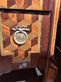 Een Franse parqueterie commode met verguld bronzen monturen en grijs marmeren bovenblad, 18de eeuw