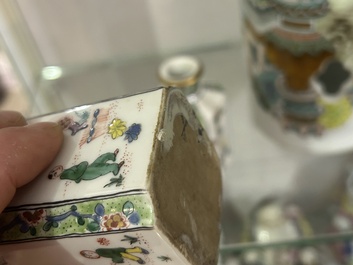 Een paar Franse Samson famille verte-stijl parfumflacons met geanimeerde sc&egrave;nes en floraal decor, Parijs, 19de eeuw