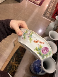 Een diverse collectie Chinees famille rose en qianjiang cai porselein, 19de/20ste eeuw