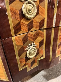 Een Franse parqueterie commode met verguld bronzen monturen en grijs marmeren bovenblad, 18de eeuw