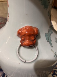 Een Chinese qianjiang cai vaas met dames en kinderen in een paleistuin, 19de eeuw