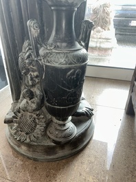 Eug&egrave;ne Louis Lequesne (1815-1887): Twee grote gepatineerd bronzen tuinbeelden van vrouwen naar de Antieken, gieterijstempel Durenne, Parijs, 19de eeuw