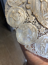 Een fraai gestoken parelmoeren schelp met sc&egrave;nes uit het leven van Christus, Jerusalem, 19de eeuw