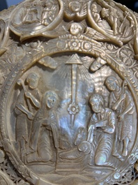 Een fraai gestoken parelmoeren schelp met sc&egrave;nes uit het leven van Christus, Jerusalem, 19de eeuw