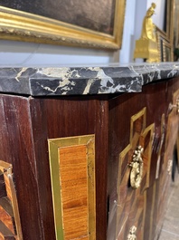 Een Franse parqueterie commode met verguld bronzen monturen en grijs marmeren bovenblad, 18de eeuw