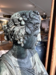 Eug&egrave;ne Louis Lequesne (1815-1887): Twee grote gepatineerd bronzen tuinbeelden van vrouwen naar de Antieken, gieterijstempel Durenne, Parijs, 19de eeuw