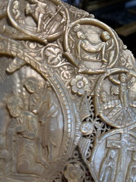 Een fraai gestoken parelmoeren schelp met sc&egrave;nes uit het leven van Christus, Jerusalem, 19de eeuw