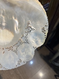 Een fraai gestoken parelmoeren schelp met sc&egrave;nes uit het leven van Christus, Jerusalem, 19de eeuw