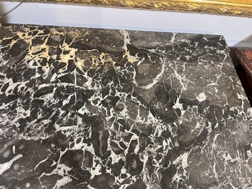 Een Franse parqueterie commode met verguld bronzen monturen en grijs marmeren bovenblad, 18de eeuw