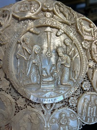 Een fraai gestoken parelmoeren schelp met sc&egrave;nes uit het leven van Christus, Jerusalem, 19de eeuw
