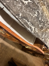 Een Franse parqueterie commode met verguld bronzen monturen en grijs marmeren bovenblad, 18de eeuw