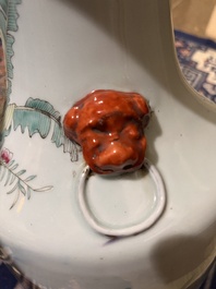 Een Chinese qianjiang cai vaas met dames en kinderen in een paleistuin, 19de eeuw