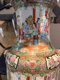 Een Chinese Kanton famille rose vaas, 19de eeuw