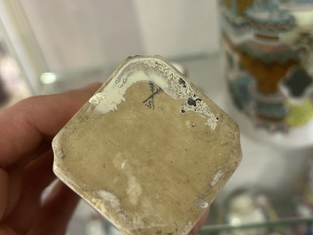 Een paar Franse Samson famille verte-stijl parfumflacons met geanimeerde sc&egrave;nes en floraal decor, Parijs, 19de eeuw