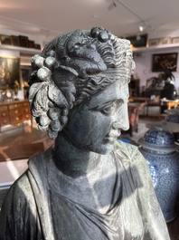 Eug&egrave;ne Louis Lequesne (1815-1887): Twee grote gepatineerd bronzen tuinbeelden van vrouwen naar de Antieken, gieterijstempel Durenne, Parijs, 19de eeuw