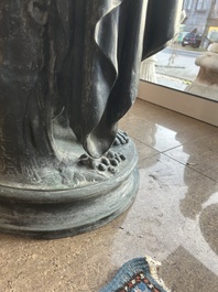 Eug&egrave;ne Louis Lequesne (1815-1887): Twee grote gepatineerd bronzen tuinbeelden van vrouwen naar de Antieken, gieterijstempel Durenne, Parijs, 19de eeuw