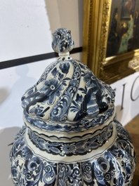 Een paar imposante getorste blauw-witte Delftse dekselvazen, 19de eeuw