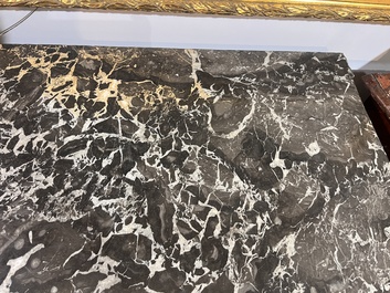 Een Franse parqueterie commode met verguld bronzen monturen en grijs marmeren bovenblad, 18de eeuw