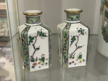 Een paar Franse Samson famille verte-stijl parfumflacons met geanimeerde sc&egrave;nes en floraal decor, Parijs, 19de eeuw