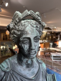 Eug&egrave;ne Louis Lequesne (1815-1887): Twee grote gepatineerd bronzen tuinbeelden van vrouwen naar de Antieken, gieterijstempel Durenne, Parijs, 19de eeuw