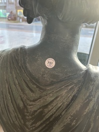 Eug&egrave;ne Louis Lequesne (1815-1887): Twee grote gepatineerd bronzen tuinbeelden van vrouwen naar de Antieken, gieterijstempel Durenne, Parijs, 19de eeuw