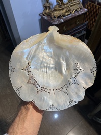 Een fraai gestoken parelmoeren schelp met sc&egrave;nes uit het leven van Christus, Jerusalem, 19de eeuw